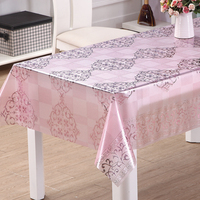 Nappe en PVC RNPT Gold Medallion Lace, imprimé plastique orné, côtés transparents et finition lisse pour la salle à manger