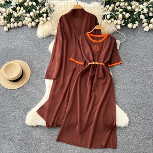 Ensemble robe tricotée et manteau long à nouer à la taille avec broderie colorblock, vente en gros du fabricant - Product Image 2
