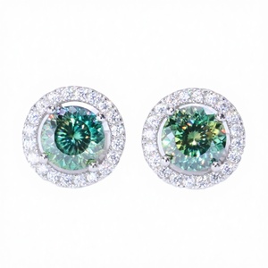 Pendientes de Plata de Ley 925 con Moissanita Redonda Brillante y Halo, Diseño Moderno para Mujer - Product Image 4