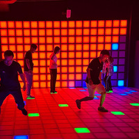 Jeu de grille de saut transfrontalier à carreaux, éclairage interactif LED pour salle d'évasion, tuiles lumineuses au sol, multijoueur, mouvement parent-enfant, ABS