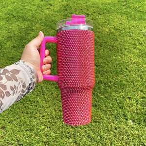 Lot de 2 gobelets isothermes en acier inoxydable de 40 oz, personnalisables avec logo, ornés de strass rose rouge, avec poignée et paille - Product Image 1