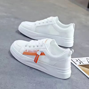 Sneakers Bianche con Logo Personalizzato, Stile Casual e Chunky per Donne - Product Image 2