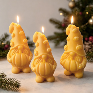 Vela aromática con diseño en relieve de calabaza y higuera, de cera de soja, con figura de gnomo de la cosecha, para regalo de otoño y Acción de Gracias. - Product Image 1