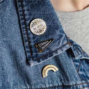 เข็มกลัดโลหะลายธงแวววาวเข็มกลัดอะนิเมะแบบแข็งเคลือบผิวแบบนุ่ม - Product Image 3