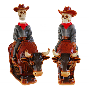 Botella de Licor de Cerámica con Diseño Occidental Pintado <span class=keywords><strong>a</strong></span> Mano, Altamente Detallado, Esqueleto de Vaquero Montando un Toro de Cuernos Anchos y Fuertes - Product Image 1