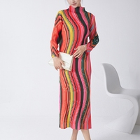 Robe mi-longue rayée haut de gamme Miyake, nouvelle collection automne 2025, col montant, manches longues, coupe droite moderne, taille élastique, lavable