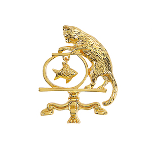 Broche Weiman de Liga de Zinco Dourado com Inspiração <span class=keywords><strong>Vintage</strong></span>, Adorável Gato Olhando para Peixe em Aquário, Alfinete de Lapela da Moda para Mulheres - Product Image 1