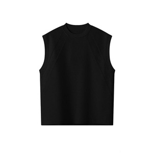 Améliorez les bases de votre garde-robe masculine avec des gilets décontractés de couleur unie de qualité supérieure, en tissu respirant pour un confort et une polyvalence tout au long de la journée. - Product Image 2