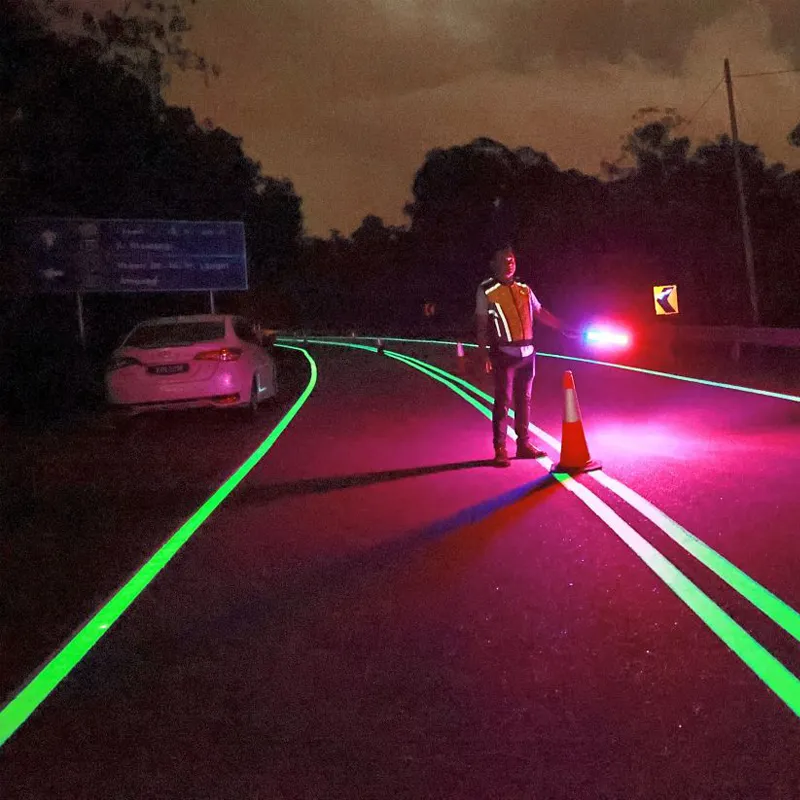 אחסון אנרגיה עצמית מוארת סימון כביש צבע תרמופלסטי צילום אור מואר סימון כביש צבע זוהר בצבע כהה