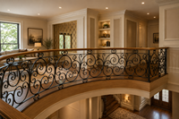 Escalier en colimaçon à marches courbes sur mesure en chêne rouge pour l'intérieur d'une villa