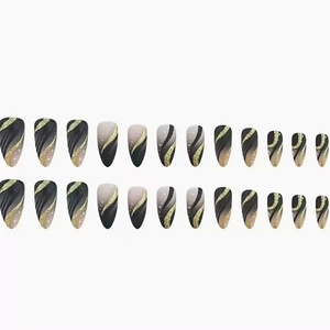 Uñas postizas reutilizables negras de ABS, largas, medianas, almendradas, con acabado <span class=keywords><strong>mate</strong></span>, pre-diseñadas, con puntas francesas y diseño de gorro navideño. - Product Image 2