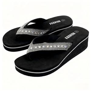 Sandales compensées à talon haut tendance avec strass, à lanières larges, noires, à plateforme, semelle épaisse, pour la plage, avec logo personnalisé - Product Image 1