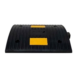 แผ่นยางชะลอความเร็วคุณภาพสูง Ileri Trafik ECO-Rubber ขนาด 33x30x4 ซม. สะท้อนแสง 2 จุด ความเร็ว 25-45 ไมล์ต่อชั่วโมง สำหรับพื้นผิวคอนกรีต  แผงกั้นความปลอดภัยบนถนน ILT5330 - Product Image 2