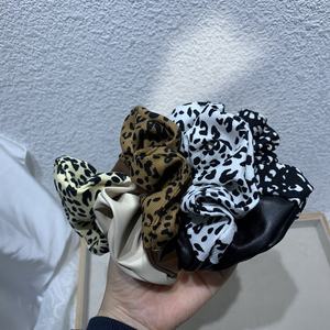 Venta al por mayor leopardo guepardo patrón tela banda para el cabello cuerdas negro costura PU vacas <span class=keywords><strong>Scrunchies</strong></span> - Product Image 2