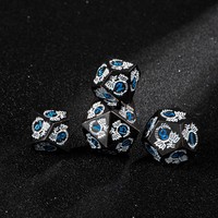 Ensemble de 7 dés de couple DND personnalisés en métal noir gravé avec incrustation bleue, avec sac de rangement pour dés polyédriques RPG pour Dungeons & Dragons