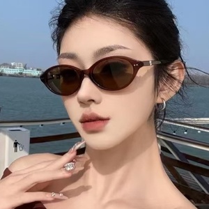 Lunettes de soleil ovales à rivets UV400, nouveau modèle 2025, style rétro, look naturel, pour femme, protection solaire plage - Product Image 1