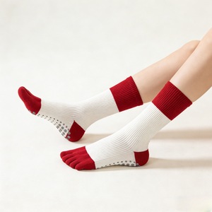 Calcetines Térmicos de Cinco Dedos, Medias de Algodón Antideslizantes para Yoga, Deporte y Hogar, en Rojo y Blanco con Bloques de Color - Product Image 2