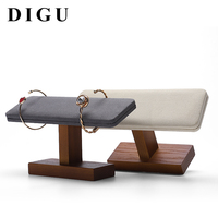 Présentoir en bois DIGU pour bracelets, avec support en T et coussinets inclinés en velours/lin, idéal pour montres et bijoux en comptoir ou vitrine