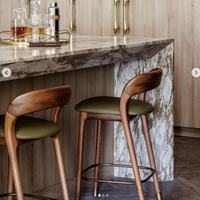 Nordischer Massiver Walnuss-Hocker mit Gebogener Rückenlehne, Baumwollpolsterung und Messingfußstütze für Küche, Café, Zuhause, Büro und Hotel