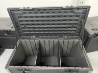 Flight case LED détachable en HDPE, étanche, double protection antichoc, capacité de charge 350 kg, optimise le fret maritime pour la protection des écrans LED de scène
