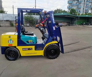 Montacargas Diésel Usado de 2.5 Toneladas FD30 con Desplazador Lateral Hidráulico y Neumáticos Sólidos en Venta a Excelente Precio, Original de Japón, Komatsu - Product Image 3