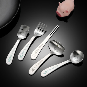 Juego de cubiertos infantiles de mimbre con diseño de cara sonriente, de acero inoxidable 304, apto para alimentos, para niños. - Product Image 1