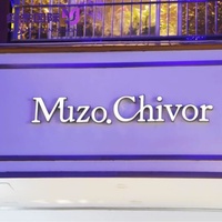 Enseigne LED en acrylique rétroéclairée haute luminosité avec police cursive élégante, design personnalisable pour boutiques et magasins haut de gamme