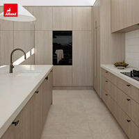 Armoire de cuisine sur mesure Alland Free Design, design moderne, en placage de chêne véritable, avec plan de travail en résine et dessus en marbre