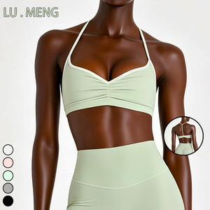 Vêtements athleisure pour femmes : Ensemble de sport doux et <span class=keywords><strong>d</strong></span>écontracté pour la maison, comprenant un mini-short et un <span class=keywords><strong>soutien</strong></span>-<span class=keywords><strong>gorge</strong></span> de yoga à col en V, coloris <span class=keywords><strong>vert</strong></span> sauge et mélange de couleurs. - Product Image 1