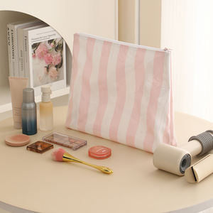 Bolsa <span class=keywords><strong>de</strong></span> Aseo <span class=keywords><strong>de</strong></span> Viaje con Logotipo Personalizado, Bolsa <span class=keywords><strong>de</strong></span> Cosméticos con Diseño <span class=keywords><strong>de</strong></span> Triángulo <span class=keywords><strong>a</strong></span> Rayas <span class=keywords><strong>de</strong></span> PVC al por Mayor - Product Image 3