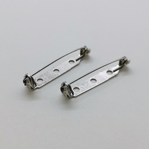 Broches de seguridad de acero inoxidable plateados con orificios para accesorios de joyería y ropa DIY - Product Image 1