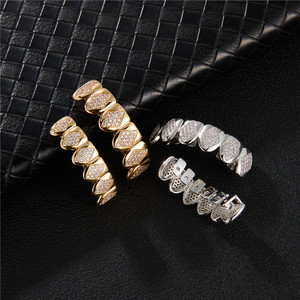 NUOVO Set di Grillz per Denti in Oro Bianco 18K con Micro-Pavé di Zirconi Cubici, Personalizzabile, per 6 Denti Superiori e Inferiori - Product Image 1