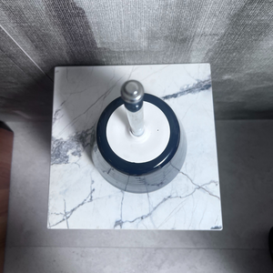 Brosse de toilette avec support en céramique bleu nuit et manche en laiton chromé, design rond élégant pour salles de bain modernes et stylées - Product Image 4