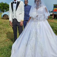 Robe de mariée de bal africaine 2026 ornée de perles et de paillettes, décolleté épaules dénudées, en satin de qualité supérieure avec traîne élégante
