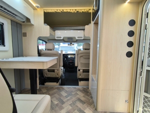 Autocaravana de la Marca Europea <span class=keywords><strong>IVECO</strong></span> para Viajes de Larga Distancia y Estancias en Campamentos de Autocaravanas, con Camas, Baño, Cocina y Sofá - Product Image 4