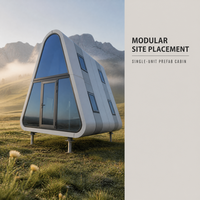 Cabane préfabriquée triangulaire à façade panoramique en verre, maison modulaire avec mur-rideau en verre pour complexe hôtelier et camping