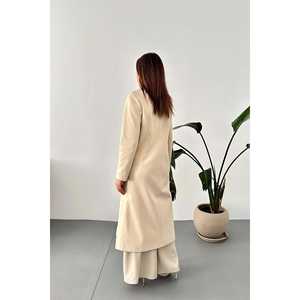 Gabardina Beige al por Mayor con Cadena en Bolsillo, Cierre de un Solo Botón, Transpirable, Impermeable, Larga, con Estampado Teñido - Product Image 1