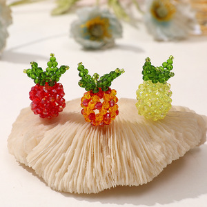 Breloque ananas perlée |   Pendentif en cristal facetté fait main pour la création de bijoux, d'accessoires capillaires et d'embellissements vestimentaires - Product Image 5