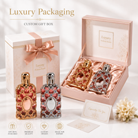 Flacon de parfum décoratif orné avec finition en treillis doré et argenté, accents de bijoux colorés et capuchon assorti