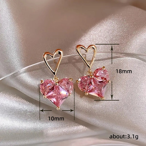 Orecchini a perno a forma di cuore rosa dolce per donna, accessori alla moda per l'uso quotidiano, per outfit casual e come regalo - Product Image 3