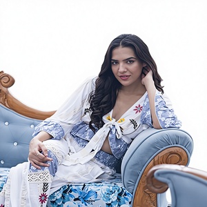 Conjunto de Dos Piezas Blanco y Azul: Top Corto con Lazos Delanteros y Pantalones de Pierna Ancha con Cintura Natural, Largo Midi, Ropa Casual para Exteriores y Resort - Product Image 1