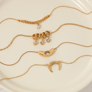 Collar con Forma de Luna Chapado en Oro con Engaste de Zirconia, Cadena Corporal de Moda para Uso Diario, Diseño Geométrico Multicapa - Product Image 1