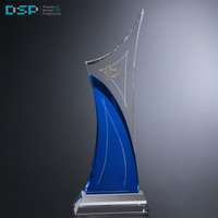 Trophées, médailles et plaques en acrylique transparent pour gravure, fabriquées par l'usine DSP au Vietnam.