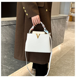 กระเป๋าถือหนังดีไซน์หรูหราสำหรับผู้หญิง ขายส่ง รุ่น v สไตล์กระเป๋าถือผู้หญิง กระเป๋าถือสะพายไหล่ใบใหญ่ ดีไซน์หรูหรา - Product Image 2