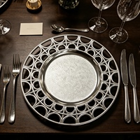 Assiettes de présentation élégantes en plastique PP argenté de 13 pouces, durables, style vintage, pour la décoration de fêtes et de mariages, lot en gros