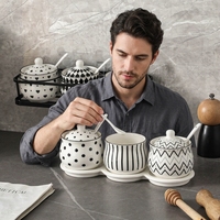Ensemble de pots à épices en céramique style Hepburn : récipients à épices domestiques, pots à sel, bouteilles à assaisonnements et un pot pour l'huile de piment.