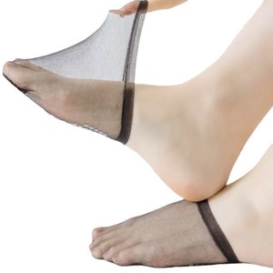 Chaussettes invisibles ultra-fines pour femmes, personnalisées en gros, antidérapantes en silicone, maille transparente, pour l'été - Product Image 1