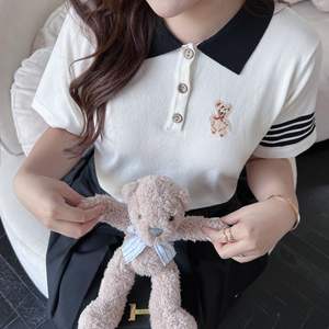 Camiseta Polo Blanca Runqi N7939 de Talla Grande con Cuello Negro y Bordado de Dibujos Animados, Manga Corta, Estilo Universitario para Mujer - Product Image 4