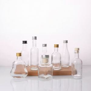 Mini bouteilles en verre pour brandy, vodka, <span class=keywords><strong>vin</strong></span> et liqueurs avec bouchon à vis noir réutilisable en verre, estampillées à chaud et avec étiquette dorée, prêtes à l'emploi - Product Image 2