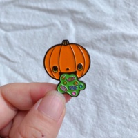 Le nouveau dessin animé chaud épinglettes en métal en gros en gros citrouille chien à gratter le sang Badge en métal cadeau personnalisé chien en émail doux